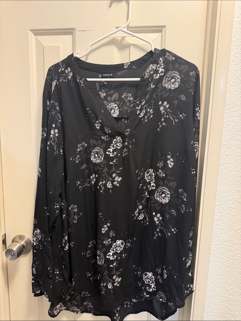 torrid Black and White Floral Long Sleeve V-Neck Top (SIZE 2)